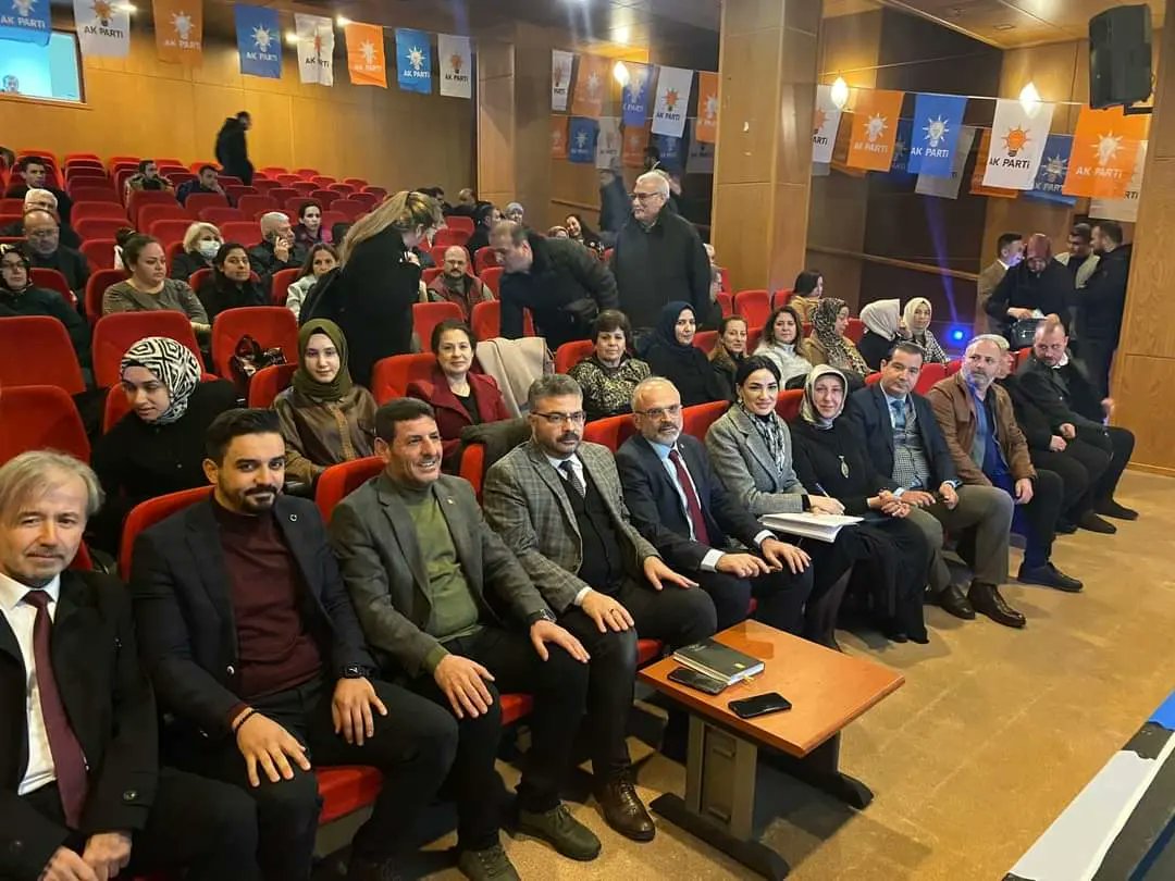 AKEfelerKadin's tweet photo. 📍Biriz Beraberiz Birlikte Türkiye'yiz

Cumhurbaşkanımız ve AK Parti Genel Başkanımız Sayın Recep Tayyip Erdoğan'ın 4 Şubat günü ilimizde gerçekleştirdiği ziyaretler öncesinde AK Parti Efeler İlçe Başkanlığı istişare toplantımızı gerçekleştirdik. https://t.co/GEBzVgT6Uj
