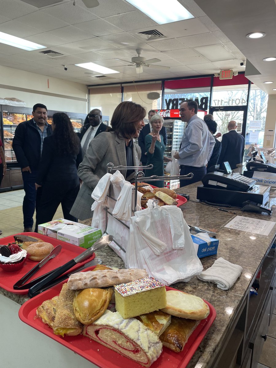 .⁦@VP⁩ Harris stopped by a local panaderia (bakery) in Raleigh, North Carolina for some pan dulce and fresh tortillas!