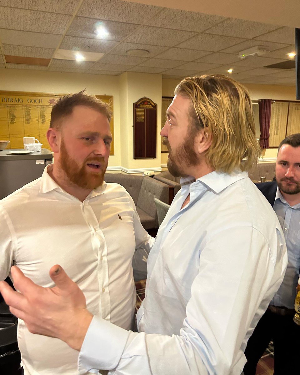 dan_baker8's tweet photo. What a night @PontyGolfClub with @andypowell8 as guest speaker. #topman #givingmetips 🍷🥃🍺 https://t.co/kvB5U7wsrn