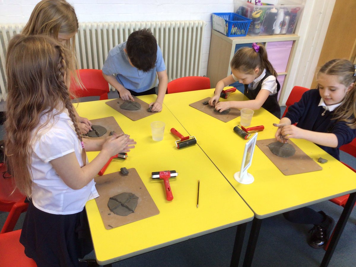 #OhHappyClay 🧑‍🎨 

Creating textures in clay today in Red Class #Sculpture #MichelangelosInTheMaking #Art #PrimaryArt #ArtLessons