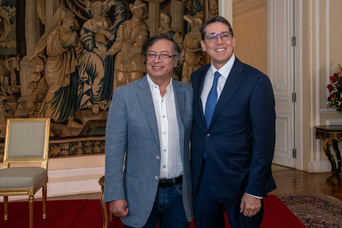 infopresidencia's tweet photo. Desde la @Casa_Narino en la posesión de Wilson Orlando Ramos como Magistrado del @ConsejoDeEstado, el Pdte. @PetroGustavo dijo que "el Consejo de Estado debe empezar a discutir lo que será la realidad en los próximos años, cada vez es más intensa, que es la defensa de la vida". https://t.co/ETWl5cM23N