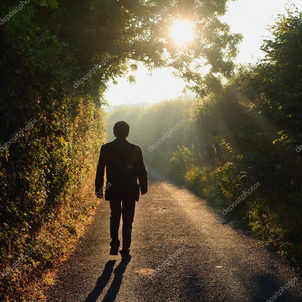 Te busco y no puedo hallarte, si es laberinto la vida cuando encuentre la salida que el azar, haga su parte; No dejaré de buscarte paso a paso, tramo a tramo, no sé tu nombre y...te llamo y vuelve el eco en el viento ¡Es tan largo el sentimiento que no te conozco, y te amo!