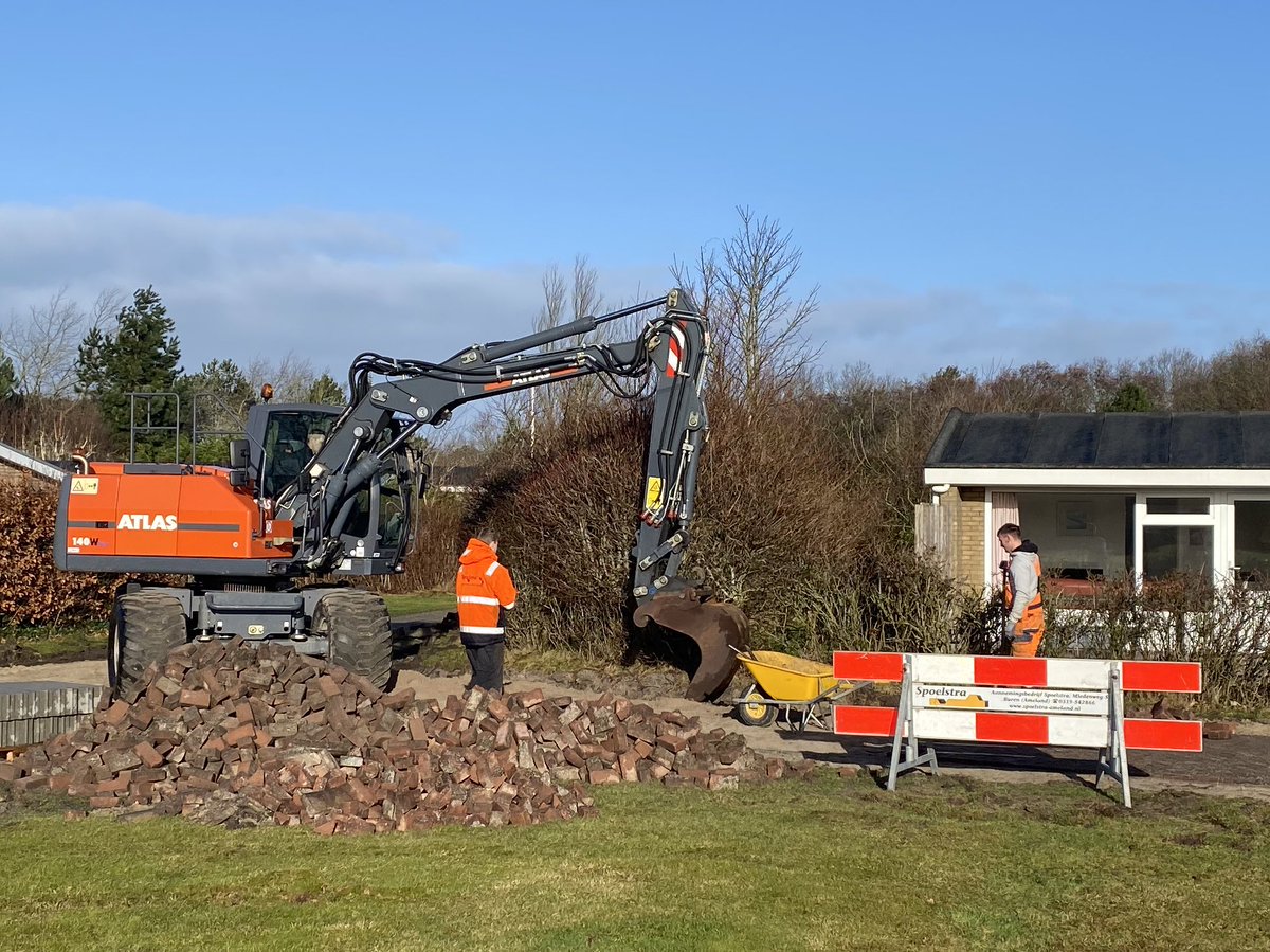 SpoelstrAmeland's tweet photo. Onlangs zijn we gestart met het volgende deel van de reconstructie van diverse wegen op Camping Roosdunen. Een aantal jaren geleden hebben we een onderhoudsplan gemaakt voor alle elementen verhardingen. In verschillende fasen zijn de werkzaamheden nu elk jaar in uitvoering. https://t.co/3psGpWXsON