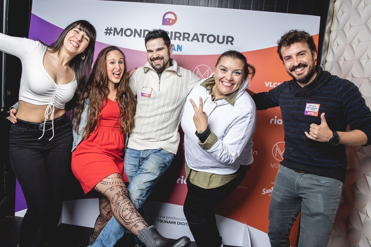 Simpatía y buen rollo, dos ingredientes que sobran en el evento de los creadores de contenido de #viajes. Viajero Extranjero, Cuaderno de Viaje, Stormtrotters, Travelling with Monika, Persiguiendo el Viento… en el photocall de #MondoBirratour.