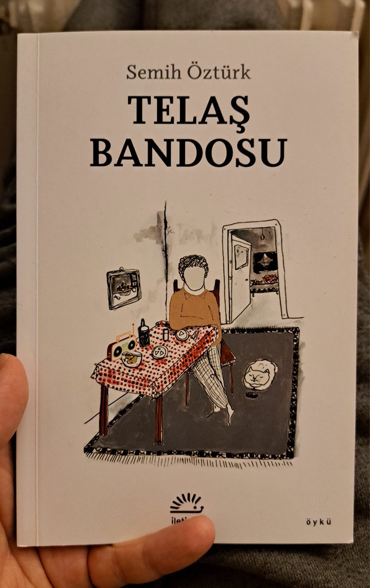 Kitap paylaşımlarında 'keyifli bir okumaydı' diyen bir twit görünce yüzümde acılı bir merhamet gülümsemesi buruşur. Ama belki de, bazen, söylenmesi gereken tek şey budur. #semihöztürk ün #telaşbandosu kitabı için keyifli bir okumaydı, demeyi çok isterdim.