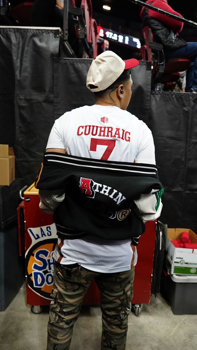 Cuuhraig's tweet photo. STILL CAN’T BELIEVE WHAT I JUST DID 😢 

HALFTIME PERFORMANCE IN FRONT OF 10,000+ ⭐️ https://t.co/lq82JhEYIJ