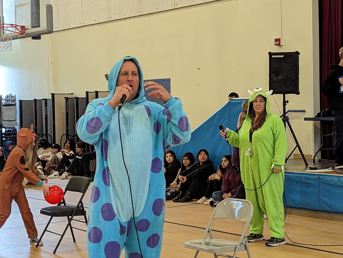 mssitesvida's tweet photo. Pep rally at VIDA!! Our first one since pre-COVID! Of course, we don't do spirit without a dress-up day! Iconic duos! @drchagala @kurdy_turner @VIDASHARKS #WeAreVIDA https://t.co/tEs2lET8FU