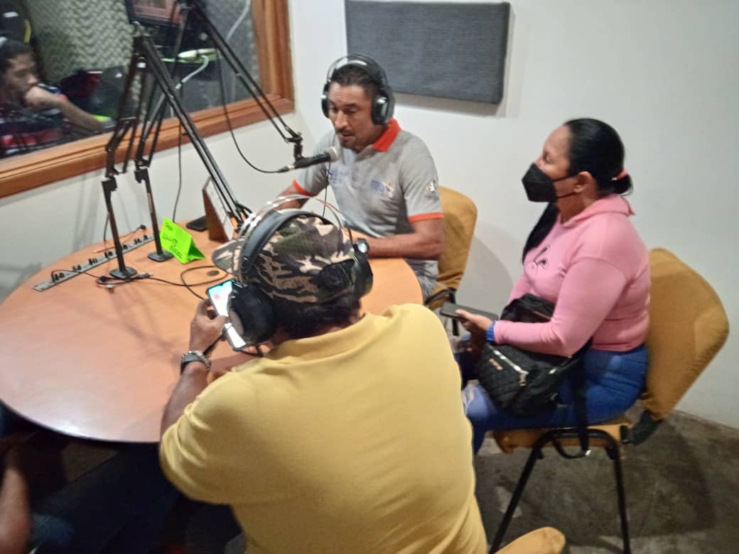 OmarJLeon1's tweet photo. Continuamos dando la batalla comunicacional con el inicio del programa radial Un Concejo Social transmitido por radio comunitaria Luciteña 98.9 FM conducido por este servidor y por los concejales del bloque de la patria, todos los lunes de 11 a 12am. #LasSancionesCastiganLaSalud https://t.co/wXY3nl3Hjh