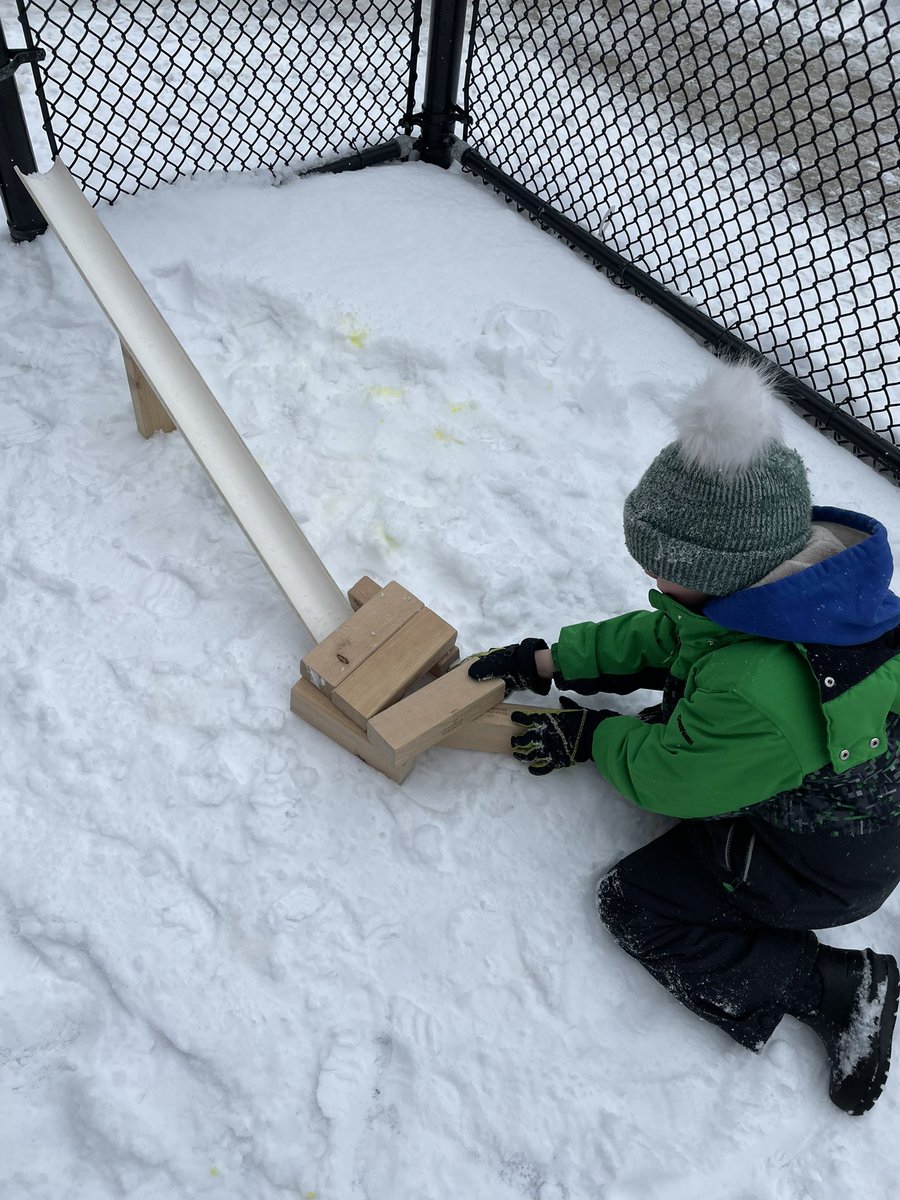 CreativeKindie's tweet image. So much fun with the #snow today! We sprayed snow, painted snow, wrote letters in the snow, made snow families and created ball runs! #literacy #playbased #EarlyChildhood #kindergarten #tdsb #collaboration #selfreg @MichelleLaMar15 @AllenbyPS_TDSB
