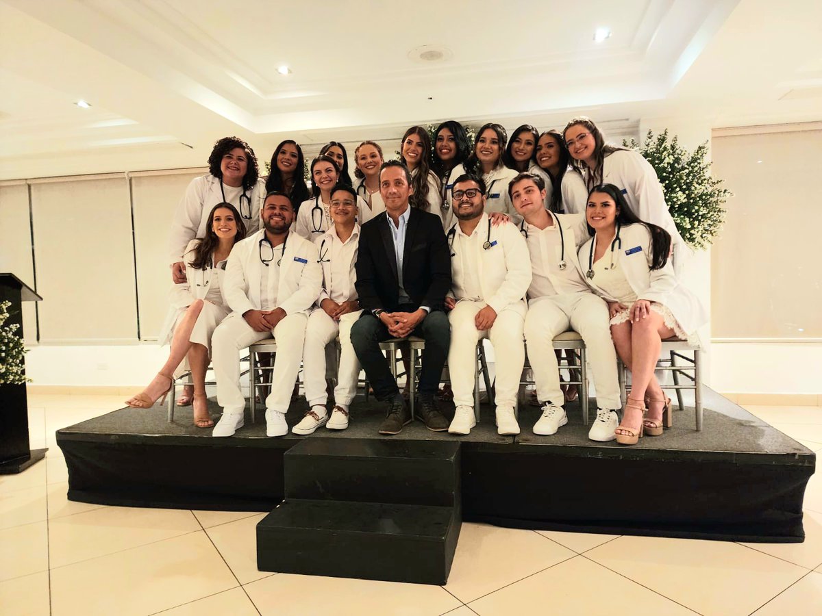 EarleTony's tweet photo. Gracias a la promoción de Medicina Med-62 de la Universidad Latina por concederme el honor de haber sido su padrino.

Y gracias nuevamente por el mejor regalo que un profesor puede recibir. https://t.co/xsA5ONAti6
