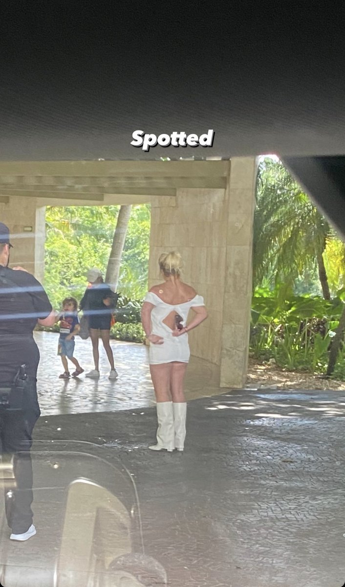 missdoublebay's tweet photo. Spotted #BritneySpears https://t.co/5eKrgUXPvq