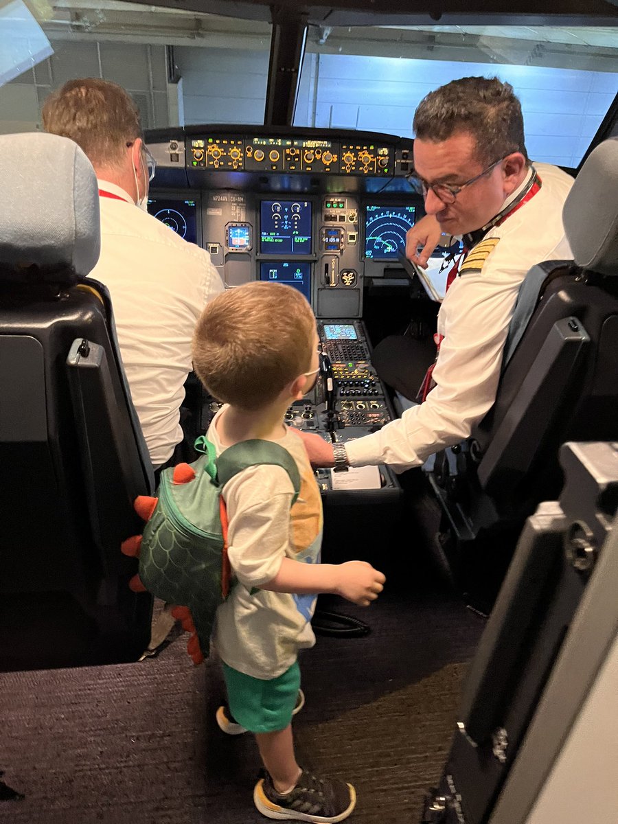 andresmania's tweet photo. Gracias @Avianca 
Cumpliendo sueños de los niños ✈️ 👨‍✈️ https://t.co/0hg95hL4LN