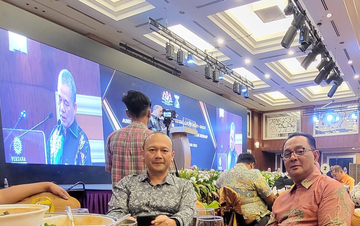 Mohd Suhaili Ismail (@irmohdsuhaili) on Twitter photo Tetamu jemputan majlis anjuran Lembaga Kenaf & Tembakau Negara agensi di bawah Kementerian Perladangan & Komuditi.Mantan Menteri Kanan @MOWorks merupakan menteri baru kementerian tersebut. Alhamdulillah diberi ruang untuk bertegur sapa selepas majlis.
<a href="/JKRKelantan/">ᴊᴋʀ ɴᴇɢᴇʀɪ ᴋᴇʟᴀɴᴛᴀɴ</a> 
<a href="/CDPK_IPJKR/">Cawangan Dasar & Pengurusan Korporat JKR Malaysia</a> Tetamu jemputan majlis anjuran Lembaga Kenaf & Tembakau Negara agensi di bawah Kementerian Perladangan & Komuditi.Mantan Menteri Kanan @MOWorks merupakan menteri baru kementerian tersebut. Alhamdulillah diberi ruang untuk bertegur sapa selepas majlis.
<a href="/JKRKelantan/">ᴊᴋʀ ɴᴇɢᴇʀɪ ᴋᴇʟᴀɴᴛᴀɴ</a> 
<a href="/CDPK_IPJKR/">Cawangan Dasar & Pengurusan Korporat JKR Malaysia</a>