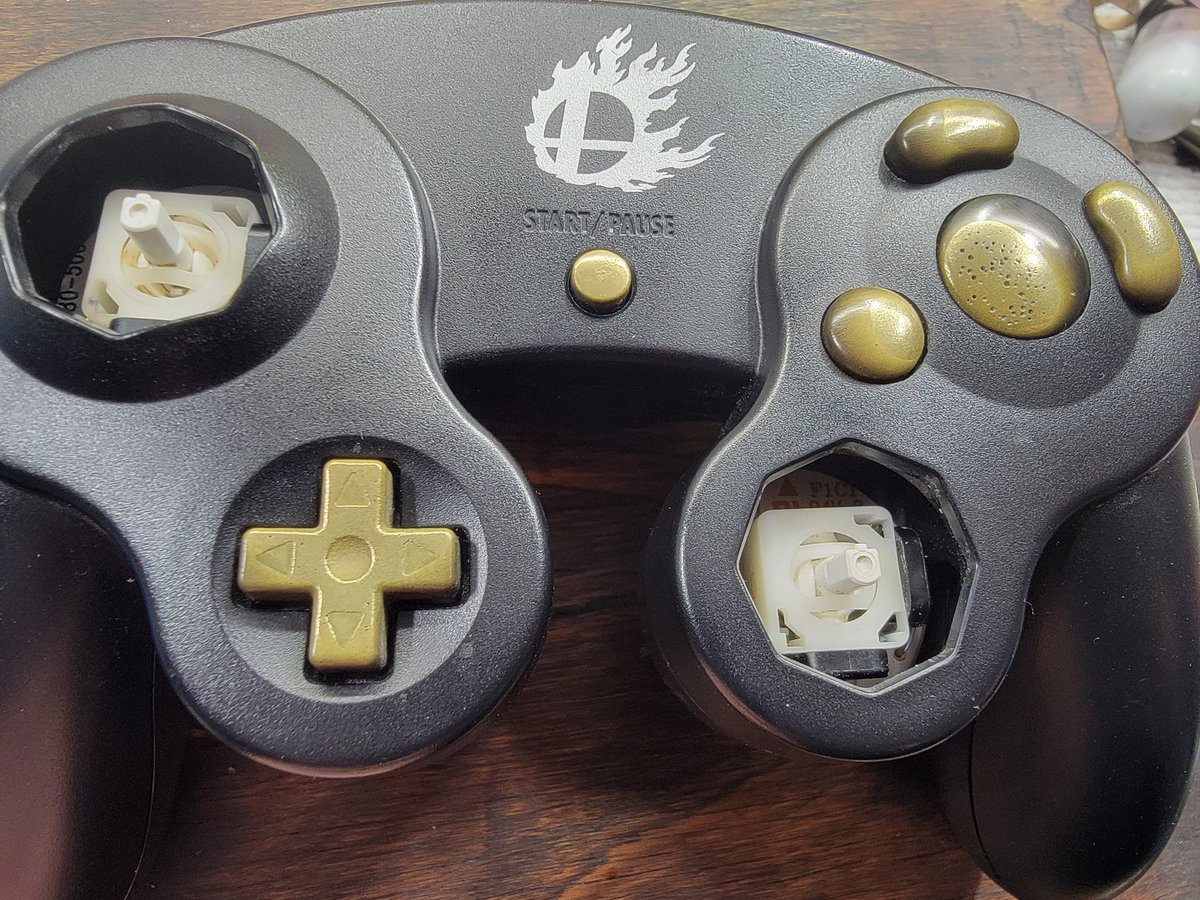 Topher_Customs's tweet photo. 900 follower giveaway set #2!
Cold cast brass bald face set!

Like, retweet and follow to be entered for a chance to win!
I'll choose a winner next Monday February 6th!

Thanks for 900+ follows everyone! https://t.co/oNRuqswJ3T