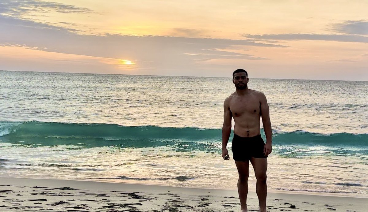 Hey twitter, it’s been awhile. Beach vibes chillin #beachvibes