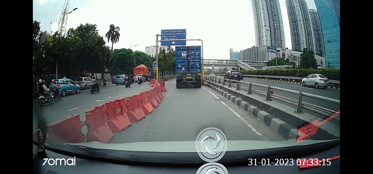 Plangnya pembatas ketinggiannya hilang. <a href="/TMCPoldaMetro/">TMC Polda Metro Jaya</a> @DishubDKI_JKT <a href="/PTJASAMARGA/">PT. JASAMARGA</a>