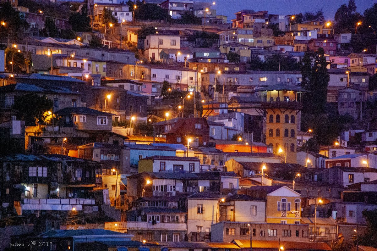ddu_10's tweet photo. ... las noches de la #memoria tienen ese aire de #nostalgia #porteña, vientos cálidos, música de cerro y ascensores... que será del #polanco , que será de la infancia de mi madre ? detrás de cuál de todas esas luces estarán sus risas?... (#photography #Valparaíso 2011) https://t.co/7fApiFszi7