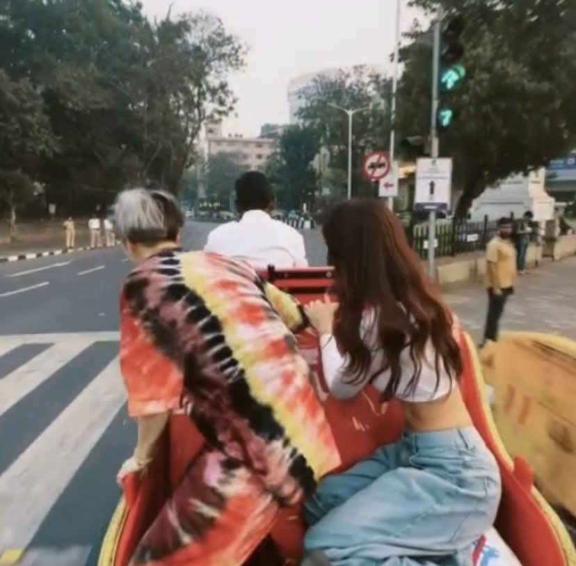 Seollyjjack's tweet photo. น้องค้าบบ นั่งดีๆเดี๋ยวตกรถ 🤣 
เหมือนเด็กที่บ้านพากันเล่นซนอ่ะ555555 มันเป็นปุ๊กปิ๊กจังว้ะเห้ออออ 
#JacksonWang #JacksonWangMAGICMAN #王嘉尔 #MAGICMAN @JacksonWang852 https://t.co/sNK9emDrjV