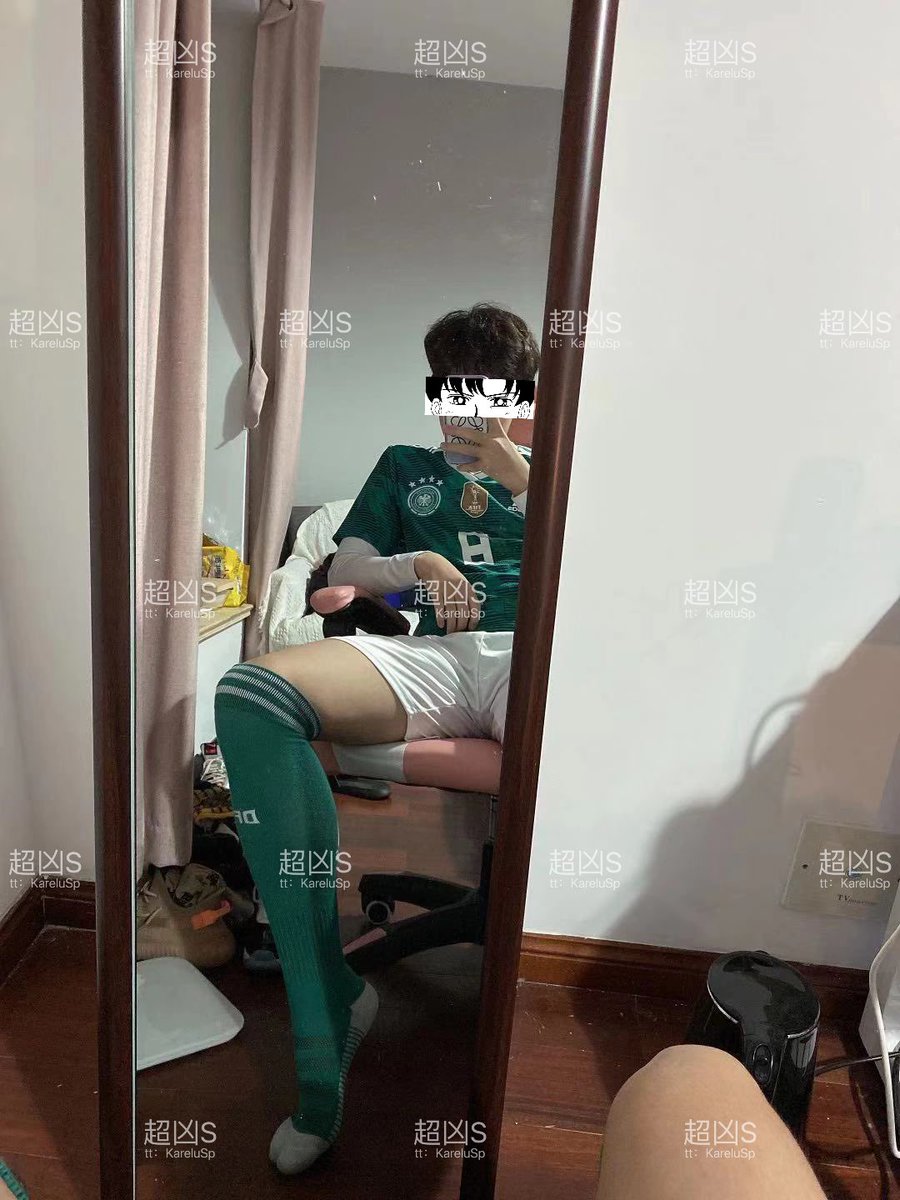 KareluSp's tweet photo. 真的超爱 #反差 
足球场上意气风发的小哥哥
收获好多迷妹的喜爱
姐姐就偏要看你穿着足球袜发骚
别人追不到的运动校草
是姐姐随便羞辱的小骚狗
最后一只袜子塞在嘴里
一只袜子塞到菊花里当尾巴
为什么会让狗狗这么兴奋呀
 
#体育生 #男高中生 #男高 #足球体育生 #女S #男M #控制 #羞辱 #狗奴羞辱 #四爱 https://t.co/eqNzXuaiGU