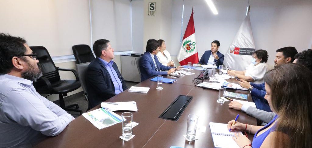 MidisPeru's tweet photo. 🤝✅ Fortalecemos el trabajo con aliados estratégicos | El ministro Julio Demartini se reunió con la representante de @UnescoPeru, Guiomar Alonso Cano, para articular la implementación de la Política Nacional de Desarrollo e Inclusión Social en educación, cultura y ciencia. https://t.co/U3v5v6buvB