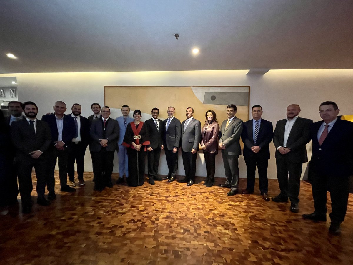 Sostuvimos una reunión con el  Excmo. Ahmad Ali Al Sayegh, Ministro de Estado para Asuntos Económicos y Comerciales de los #EmiratosÁrabesUnidos y con el Emb. Ahmed Almenhali de la <a href="/EmbaMexEAU/">Embamex Emiratos Árabes Unidos</a> con el objetivo de presentar oportunidades de negocio entre ambos países. 🇲🇽🤝🏼🇦🇪