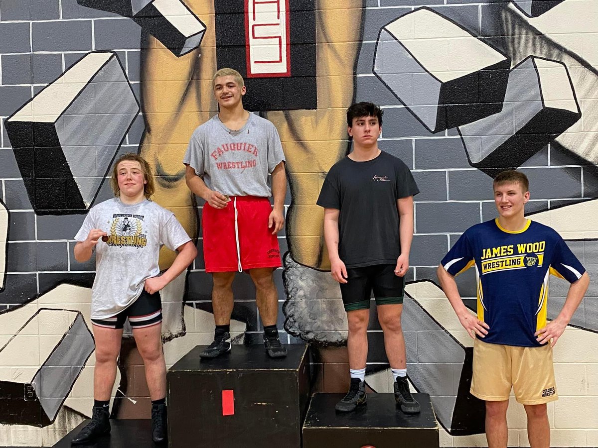 🚨 Come out and support our seniors as they wrestle in front of their home crowd one last time tomorrow during our in school dual at 1:15pm. We will be wrestling Liberty High School! 

Seniors:
126lbs: Cam Hooks
138lbs: Abdul Aziz
190lbs: Kingsley Menifee
175lbs: Leo Rodriguez