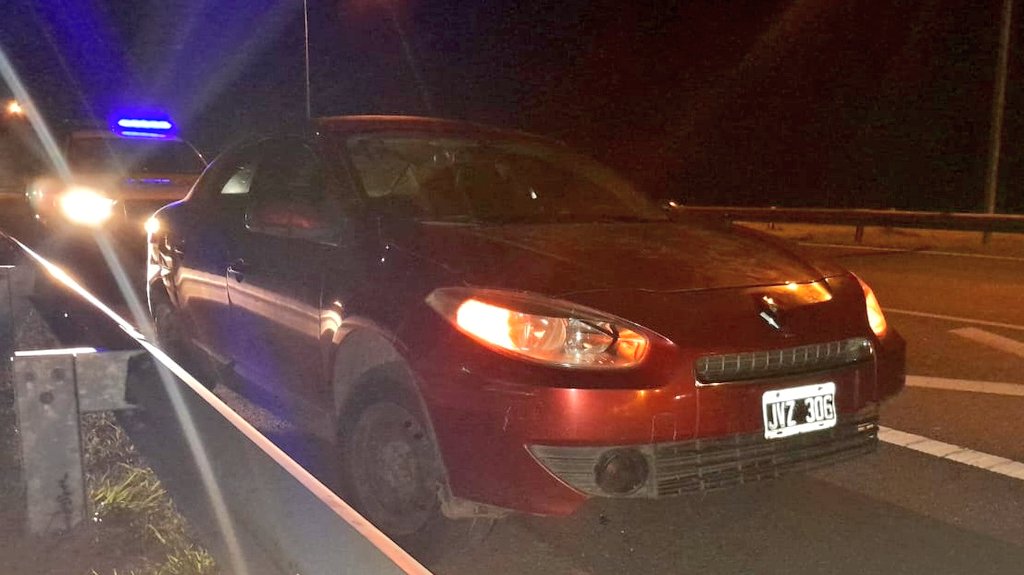 dantrila's tweet photo. #Ahora Renault Fluence reventó una cubierta recapada del lado izquierdo e hizo trompo chocando los dos guardarrail. #Panamericana Km 66,5 a Capital. Los ocupantes del vehículo resultaron ilesos. Asistió 🚑SAME sin traslado. 🚔Comando Patrulla señaliza hasta la llegada de la grúa. https://t.co/vKsOV5BfnI