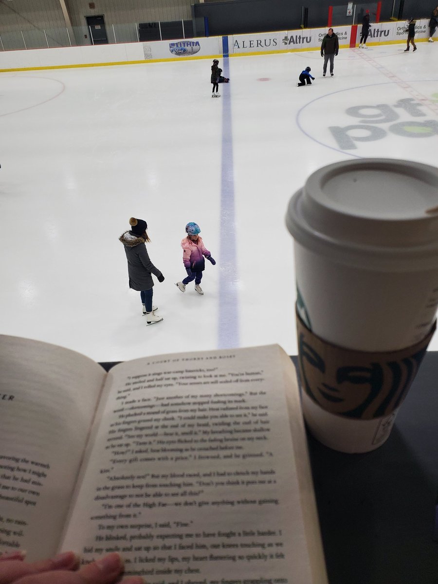 Kemeah520's tweet photo. Multitasking
#currentlyreading #acourtofthornsandroses #acotar #iggleworms #highfaehoe https://t.co/fNB1HXAMIh