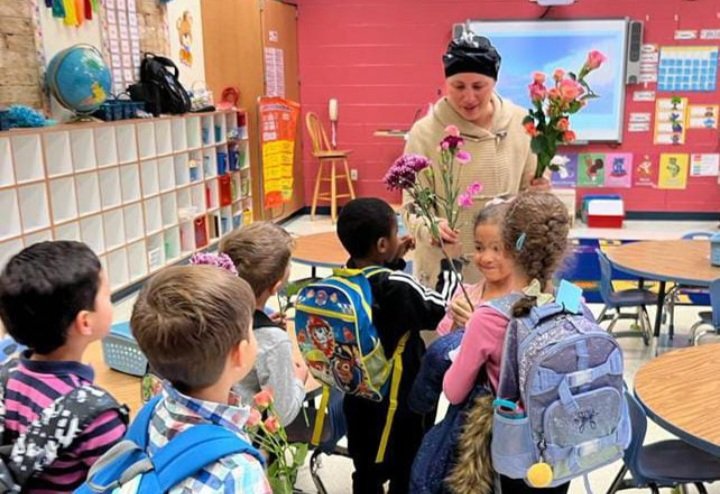 RosaGue66408401's tweet photo. I felt so loved, supported and lifted today. After being away because of surgery. 
My kiddos welcomed me back with beautiful flowers and very tight hugs. 
I can not find words to express my grattitude.
@ParticipateLrng  @MGSDschools 
I'm choosing positivity, love and connection💗 https://t.co/CxwcuUd69w