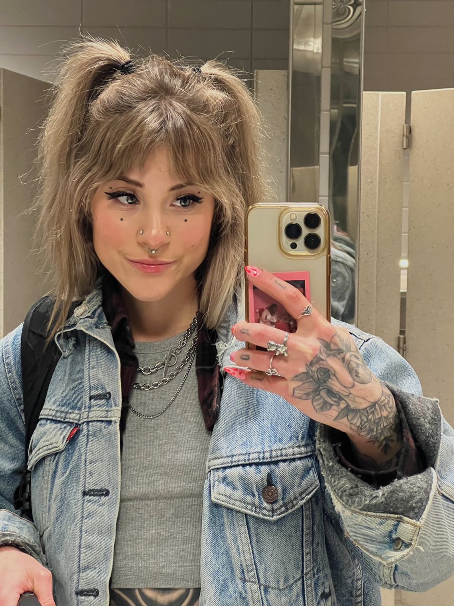 awlivv's tweet image. on my way to LA to suck and fuck my friends on cam