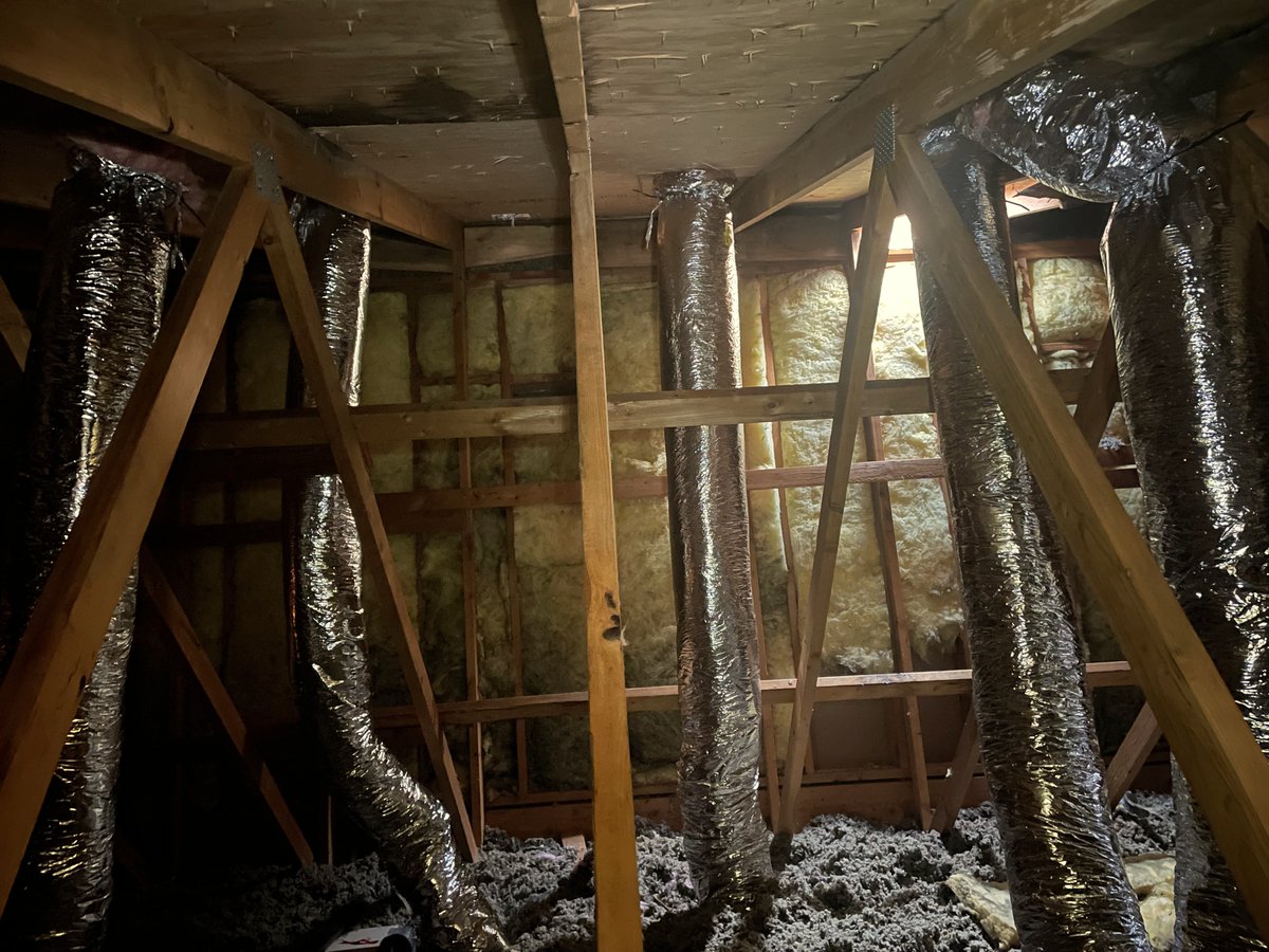 IbexRoof's tweet image. Nobody said homeownership was easy! Our client's leaking roof had them worried they made a bad investment, but turns out it was just shoddy workmanship. Thankfully, they found a trusted roofer to get the job done right. 💪

#roofingproblems #IbexRoof #roofmaintenance #roofrepair