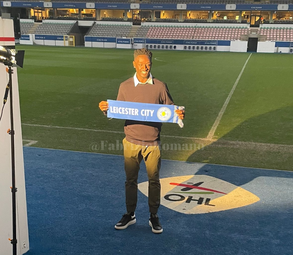 Leicester City have completed signing of Nathan Opoku, 21 year old striker from Syracuse University in the United States 🔵🦊🇺🇸 #LCFC

Understand Opoku will go loan to OHL Leuven.