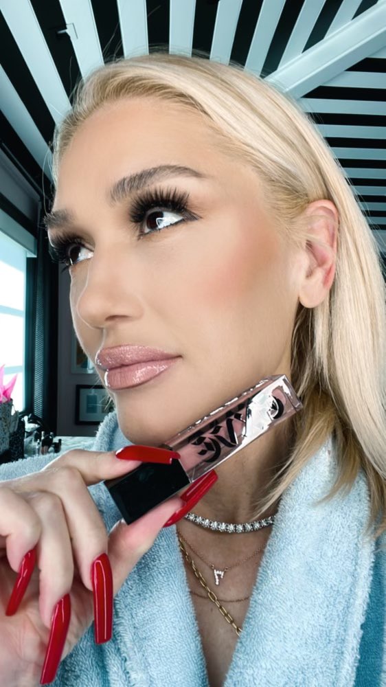 gwenstefani's tweet photo. nothing satisfies my sweet tooth like a glossy moment … 💕gx @gxvebeauty https://t.co/iAyqtxrxJF