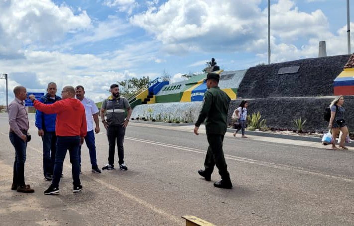 amarcanopsuv's tweet photo. Nos vinimos a San Elena de Uairén!!! En agenda de trabajo con el Alcalde de Gran Sabana para seguir fortaleciendo la buena relación binacional con Brasil y atender el municipio integralmente @NicolasMaduro Las 7 Líneas en pleno desarrollo @PartidoPSUV @dcabellor @delcyrodriguezv https://t.co/hQAWUtWPlc