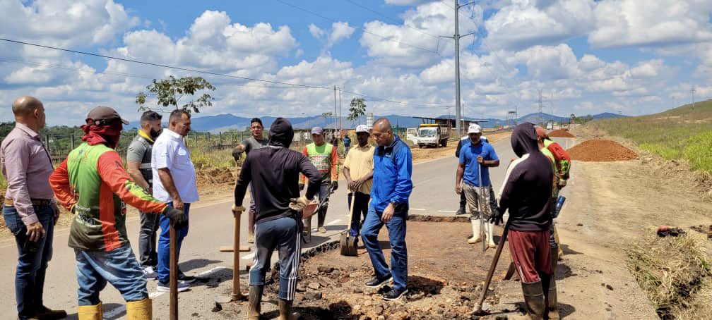 amarcanopsuv's tweet photo. Nos vinimos a San Elena de Uairén!!! En agenda de trabajo con el Alcalde de Gran Sabana para seguir fortaleciendo la buena relación binacional con Brasil y atender el municipio integralmente @NicolasMaduro Las 7 Líneas en pleno desarrollo @PartidoPSUV @dcabellor @delcyrodriguezv https://t.co/hQAWUtWPlc