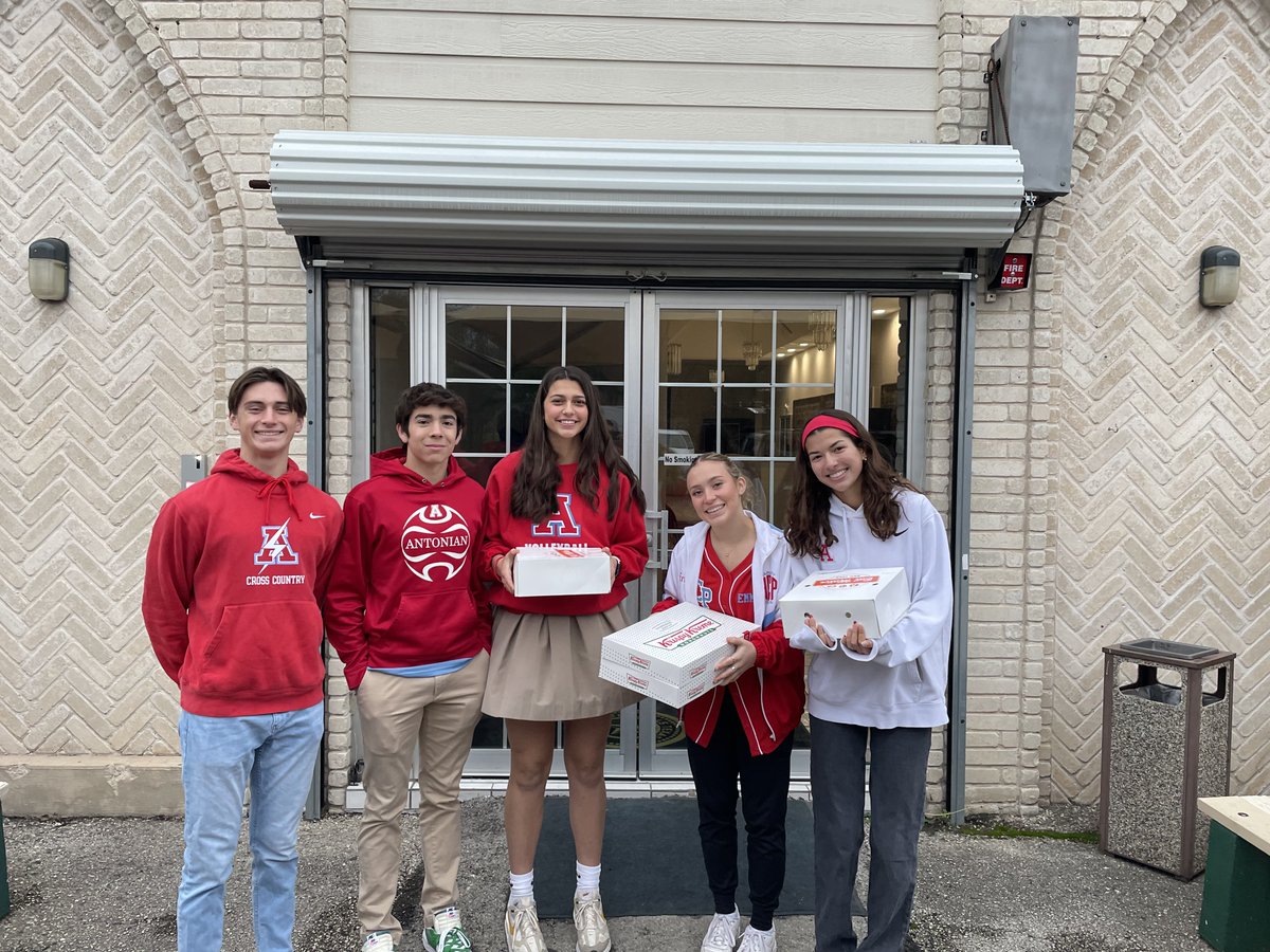 ACPHighSchool's tweet photo. #catholicschoolsweek23
Today we celebrated our community by taking coffee and donuts to the Castle Hills Police and Fire Departments.

We are so blessed to have such an incredible relationship with Castle Hills!

#weareantonian #csw23 https://t.co/8FHEHqJxU2