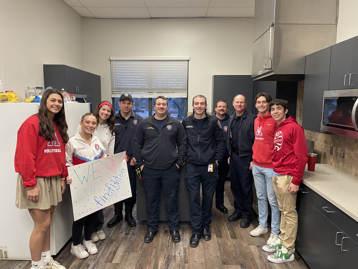 ACPHighSchool's tweet photo. #catholicschoolsweek23
Today we celebrated our community by taking coffee and donuts to the Castle Hills Police and Fire Departments.

We are so blessed to have such an incredible relationship with Castle Hills!

#weareantonian #csw23 https://t.co/8FHEHqJxU2