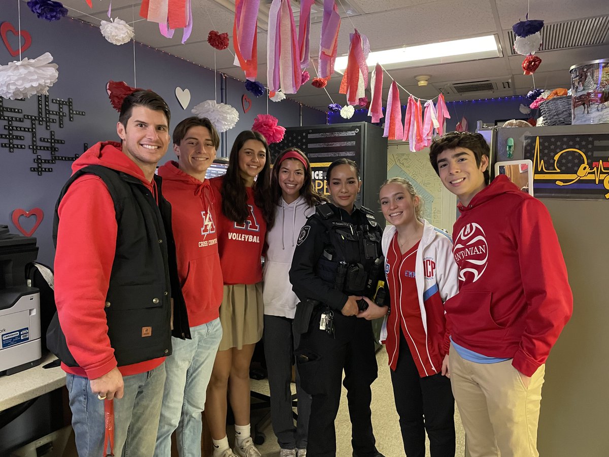 ACPHighSchool's tweet photo. #catholicschoolsweek23
Today we celebrated our community by taking coffee and donuts to the Castle Hills Police and Fire Departments.

We are so blessed to have such an incredible relationship with Castle Hills!

#weareantonian #csw23 https://t.co/8FHEHqJxU2