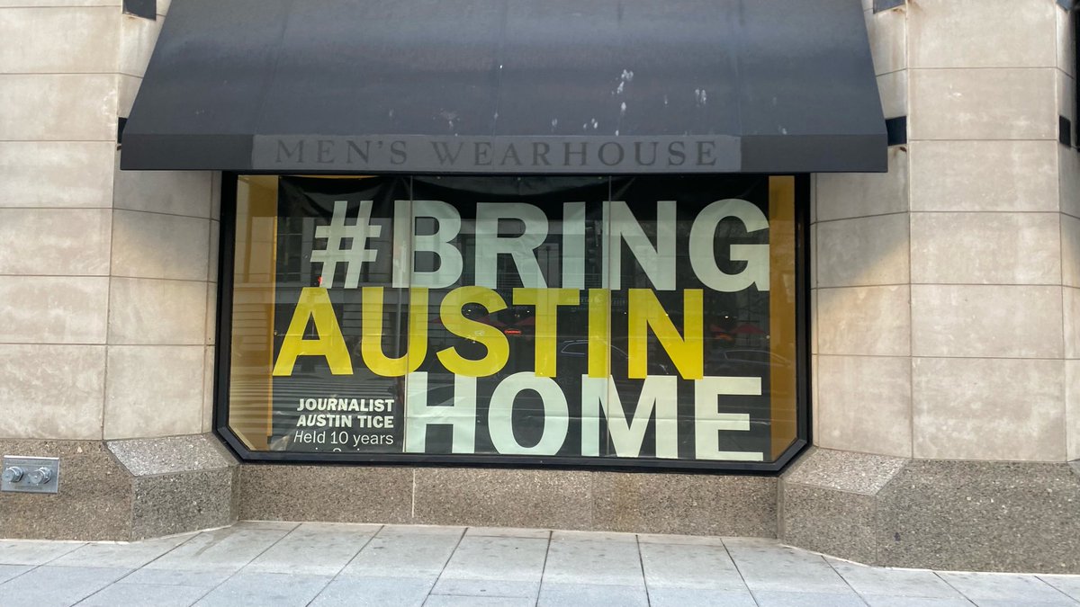 Massive street level banner appears @pressclubdc calling for freedom for award-winning journalist held more than 10 years in Syria. This is on the F Street side where Men’s WearHouse used to be. ⁦Banner came from ⁦<a href="/washingtonpost/">The Washington Post</a>⁩ #FreeAustinTice #BringHimHome