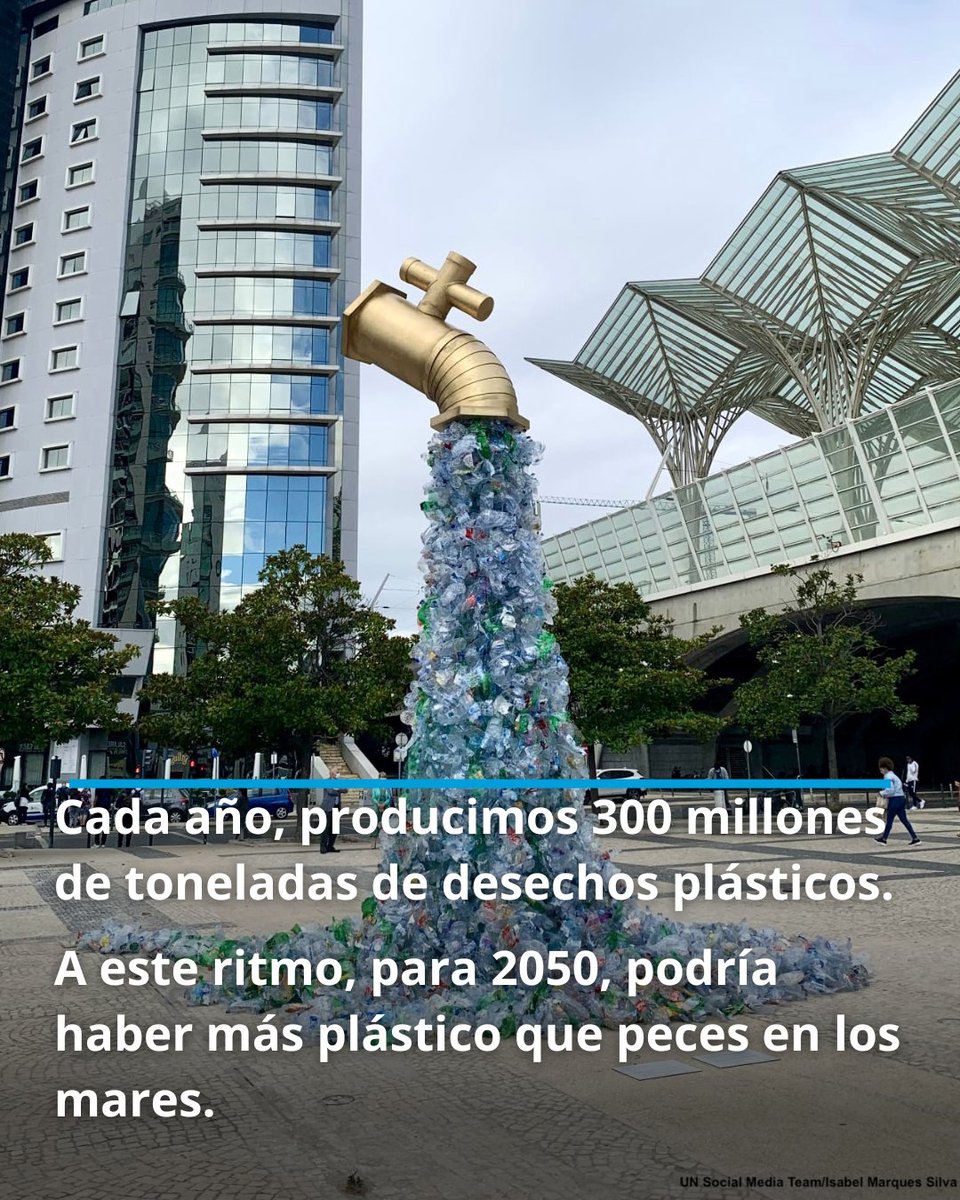 ONU_es's tweet photo. Cada año, producimos 300 millones de toneladas de desechos plásticos.
Para 2050, podría haber más plástico que peces en nuestros mares.

Todos tenemos un papel que desempeñar para que #SalvemosLosOcéanos: Evitando los productos que dañan el océano y más. https://t.co/2NkBVIzctv
