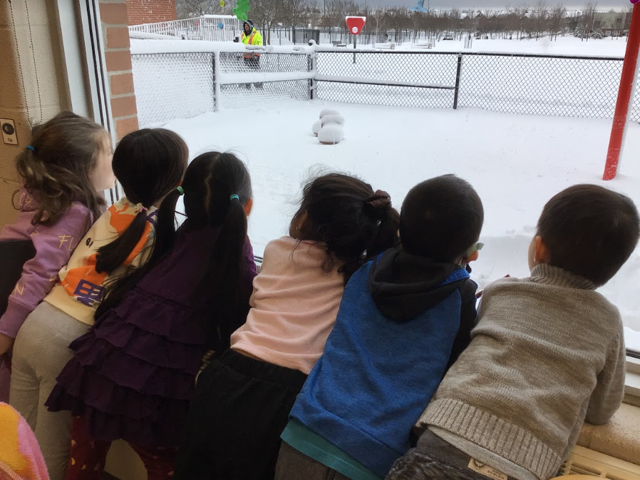 CastlemoreYRDSB's tweet photo. What are your wonderings about snow? Look at our Kindergarteners' brains light up as they generate their inquiry questions about snow. #inquiry #playbaselearning #kindergarten @YRDSBEarlyYears https://t.co/qrK9DSAQeR