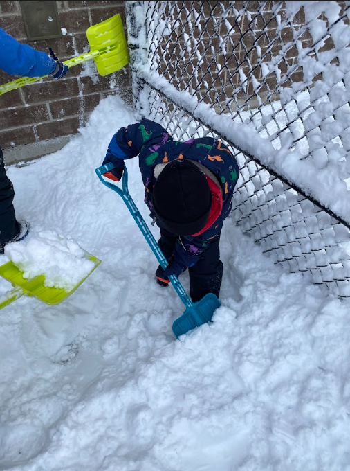 CastlemoreYRDSB's tweet photo. What are your wonderings about snow? Look at our Kindergarteners' brains light up as they generate their inquiry questions about snow. #inquiry #playbaselearning #kindergarten @YRDSBEarlyYears https://t.co/qrK9DSAQeR