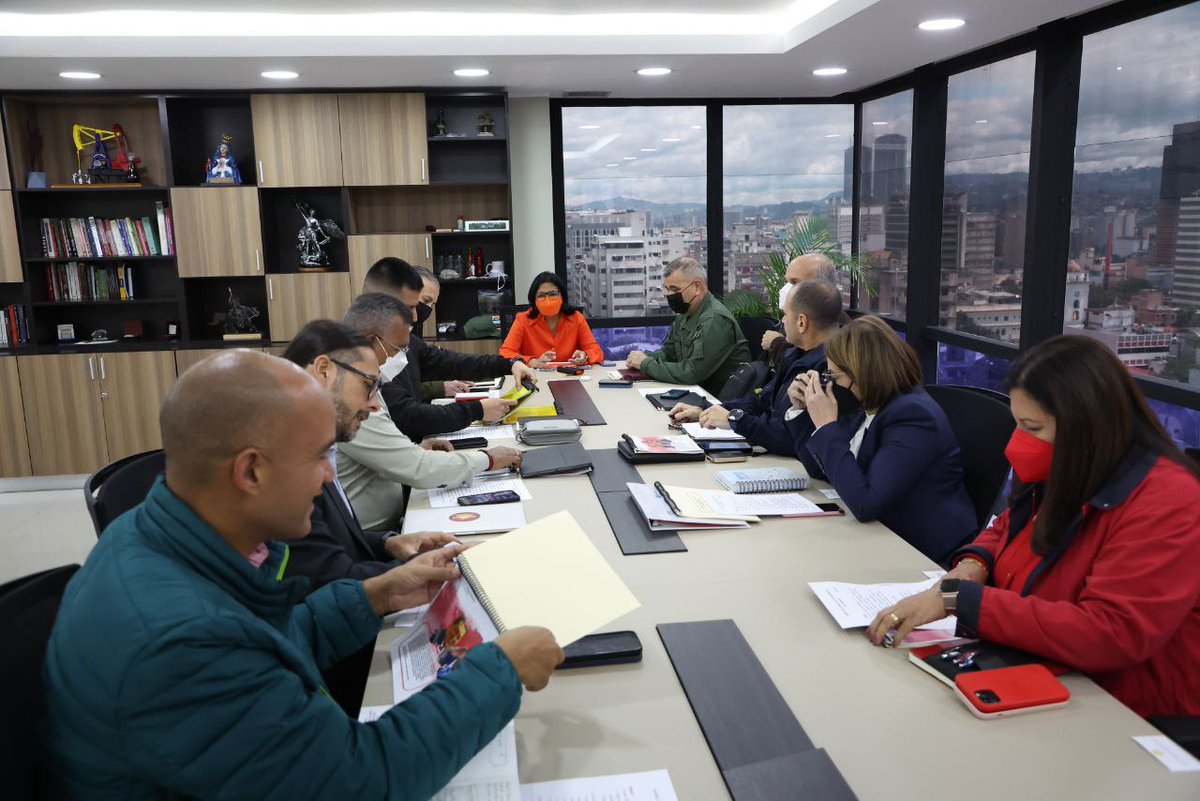 📷 || Este lunes #30ENE la Vpdta. Ejecutiva <a href="/delcyrodriguezv/">Delcy Rodríguez</a>, lideró un nuevo encuentro con integrantes del Consejo de Vicepresidentes Sectoriales; a fin de evaluar el Sistema de Grandes Misiones.

#LasSancionesCastiganLaSalud