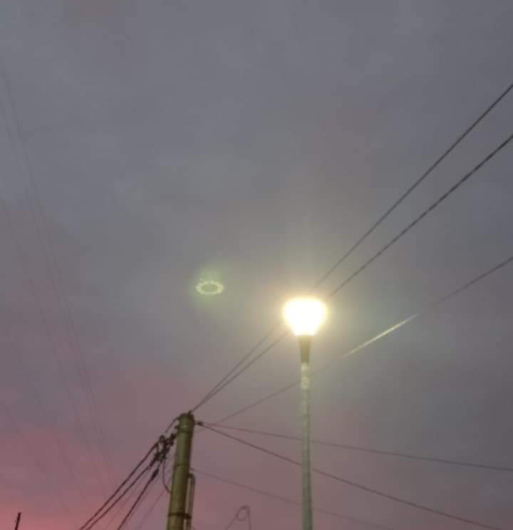 fortavat's tweet photo. Nadie está hablando del ovni visto en Olavarría.
Yo tengo la esperanza que hayan descendido y que estén preparando un golpe de estado en toda Latinoamérica.
Más normales, lógicos y decentes que los gobiernos que tememos seguro que son. https://t.co/8jF3iHpAKl