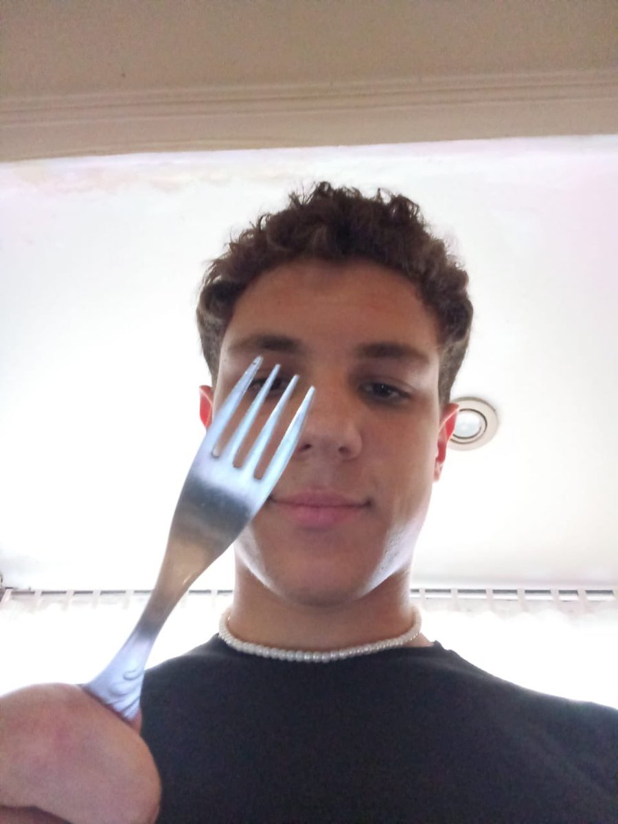obligue al novio de mi amiga a que me mande foto con un tenedor porque pensé que la cagaba, adjunto pruebas: