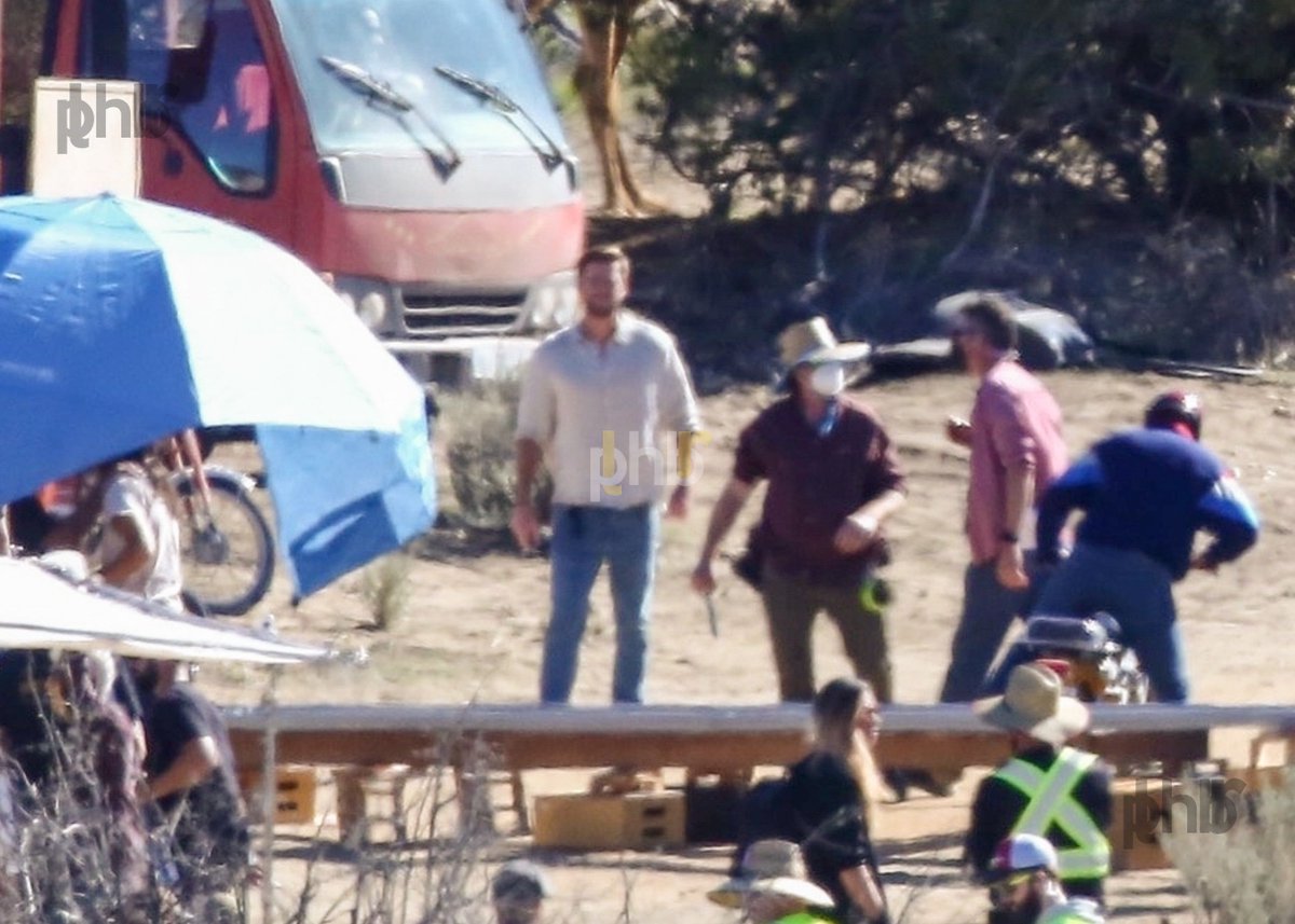 PLHBMidia's tweet photo. 📸|| LUZ, CÂMERA E AÇÃO 

Novas fotos de #LiamHemsworth e #LauraDern nas gravações de “Lonely Planet”  em  Acton, Califórnia no dia 27 de Janeiro de 2023. 

#LiamHemsworth #LauraDern #LonelyPlanet @LiamHemsworth @LauraDern https://t.co/dxM3TkJNT4