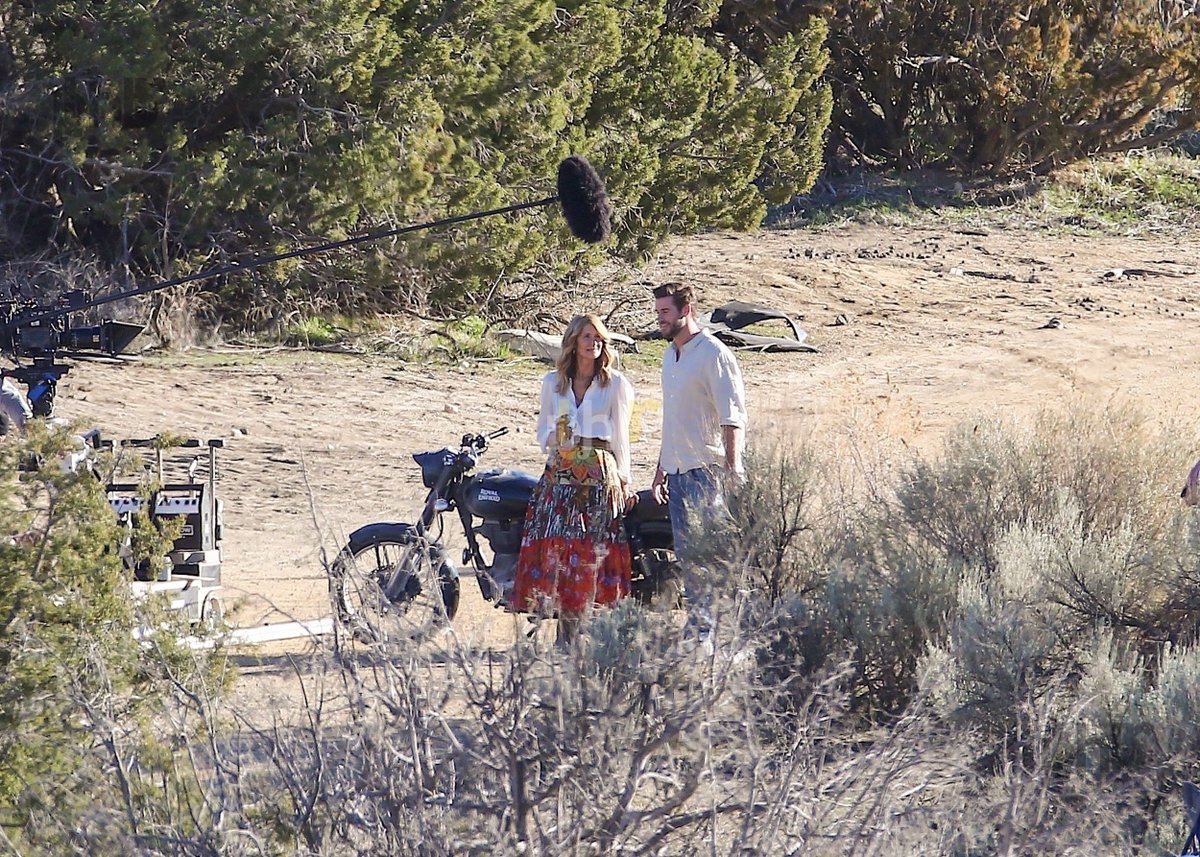 PLHBMidia's tweet photo. 📸|| LUZ, CÂMERA E AÇÃO 

Novas fotos de #LiamHemsworth e #LauraDern nas gravações de “Lonely Planet”  em  Acton, Califórnia no dia 27 de Janeiro de 2023. 

#LiamHemsworth #LauraDern #LonelyPlanet @LiamHemsworth @LauraDern https://t.co/dxM3TkJNT4