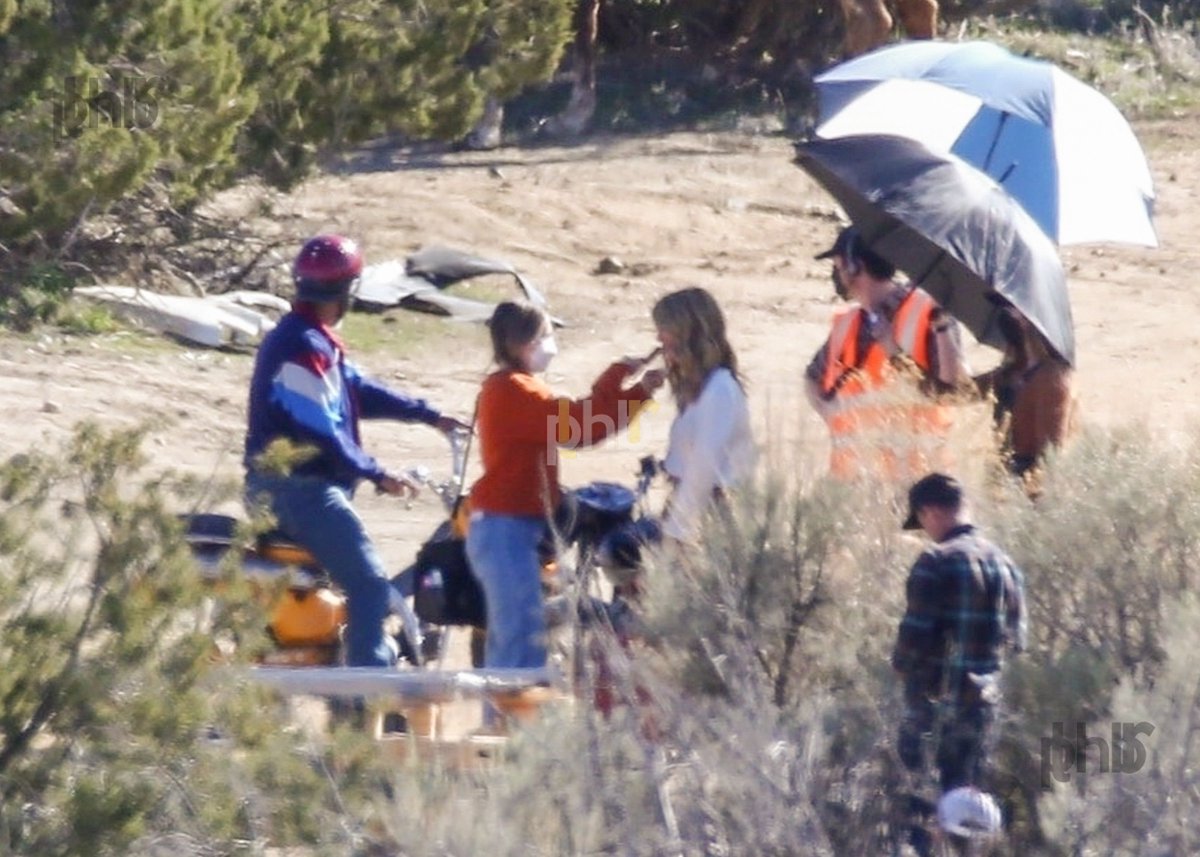 PLHBMidia's tweet photo. 📸|| LUZ, CÂMERA E AÇÃO 

Novas fotos de #LiamHemsworth e #LauraDern nas gravações de “Lonely Planet”  em  Acton, Califórnia no dia 27 de Janeiro de 2023. 

#LiamHemsworth #LauraDern #LonelyPlanet @LiamHemsworth @LauraDern https://t.co/dxM3TkJNT4