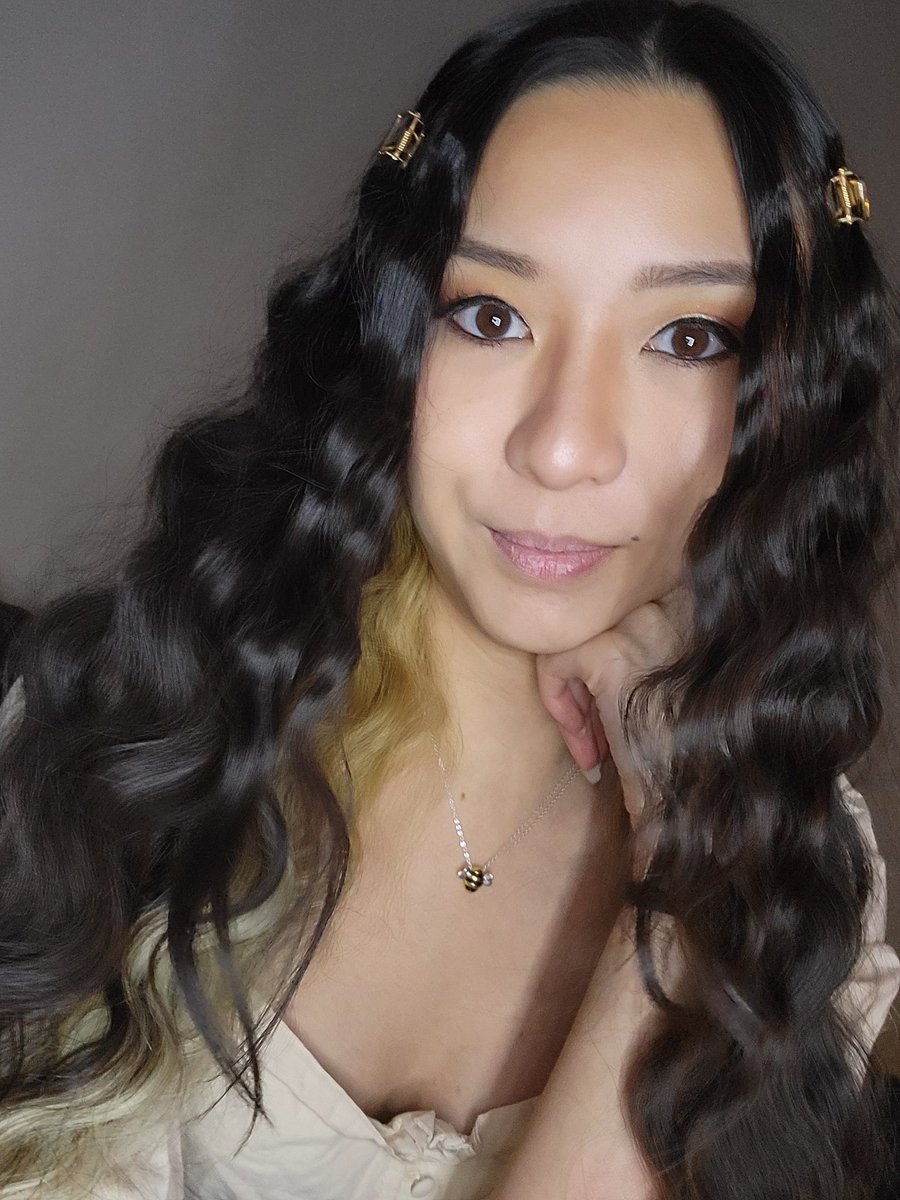 vaneeylee's tweet image. Which hair looks better? Lemme know :^)