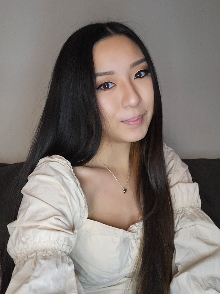 vaneeylee's tweet image. Which hair looks better? Lemme know :^)